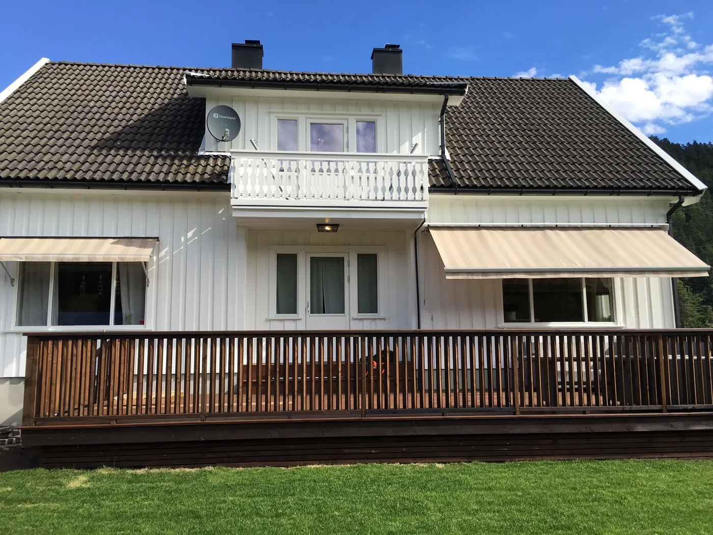 Terrassemarkise fra REX med bred duk over terrasse