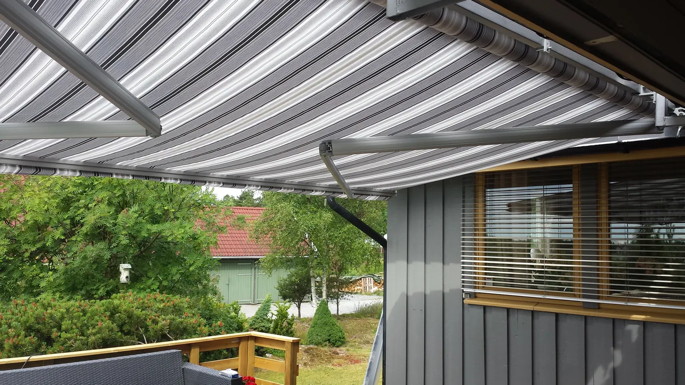 Terrassemarkise fra REX på terrasse med rekkverk
