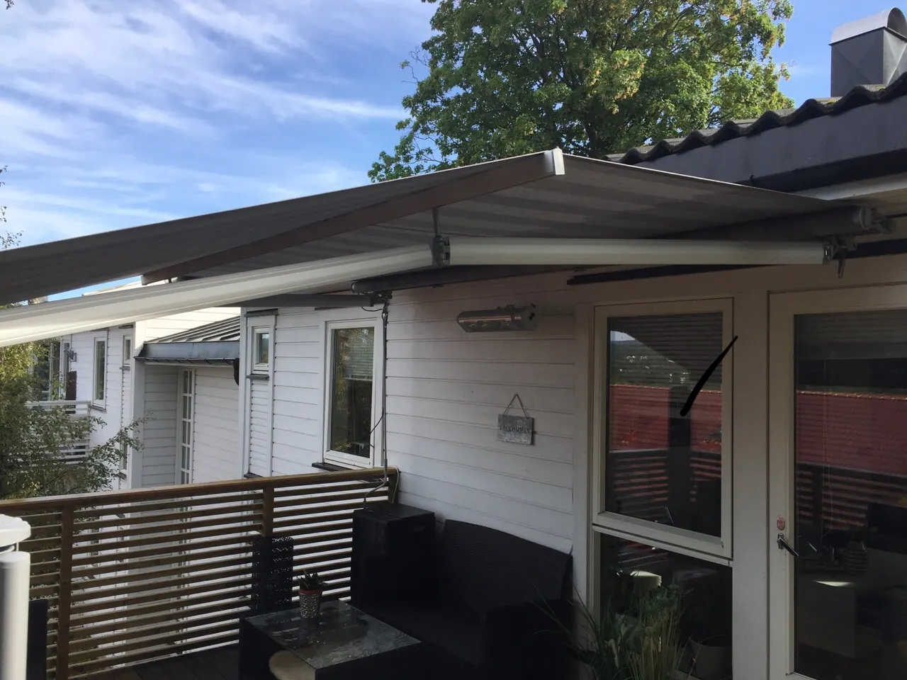 Terrassemarkise fra REX med lys duk