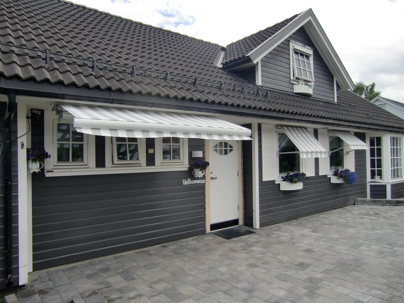 Terrassemarkise fra REX med utslått duk