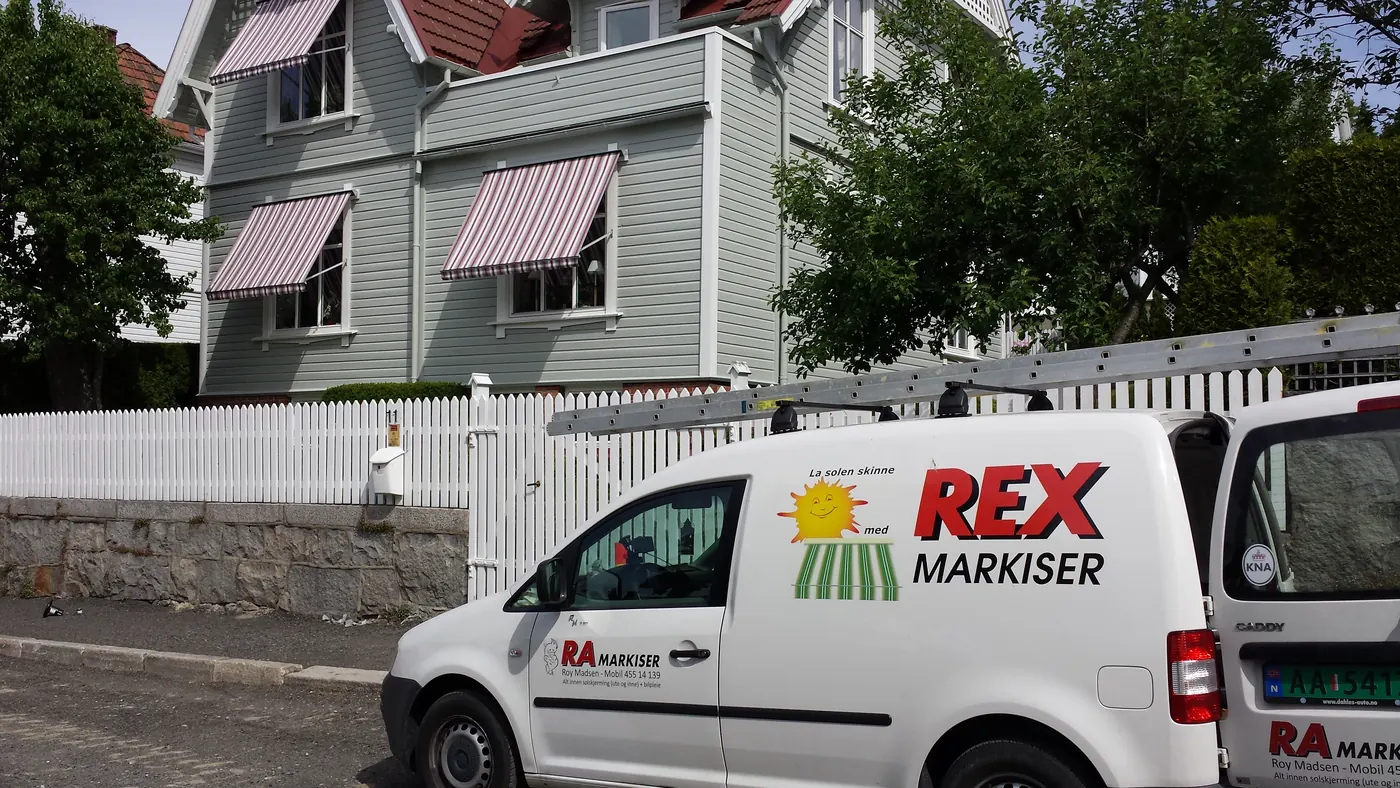 Vindusmarkiser fra REX med mørk duk